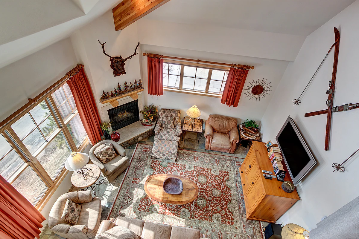Walk to downtown, corner unit with mountain views! — photo 4