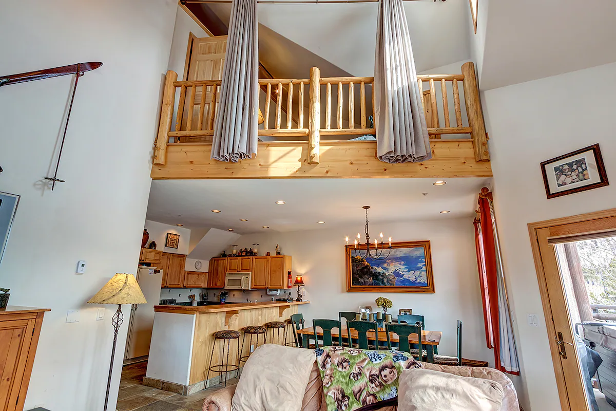 Walk to downtown, corner unit with mountain views! — photo 5