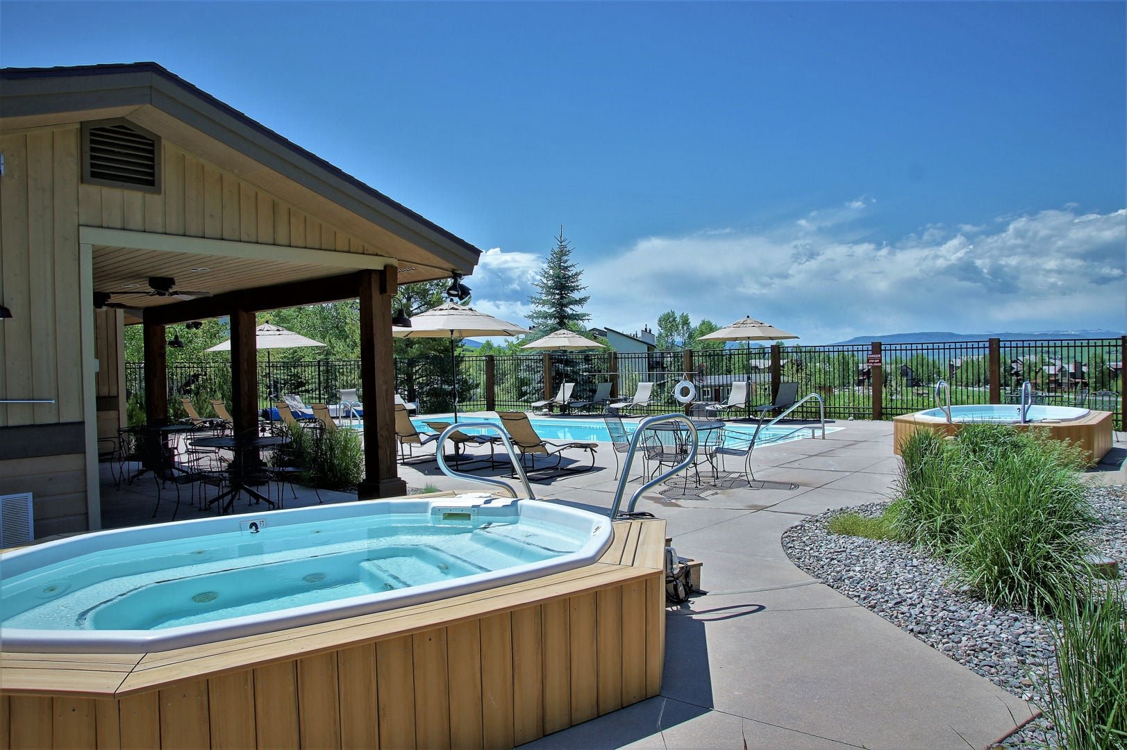 Walk to Gondola, 2 Living Rooms, In Unit W/D, Hot Tubs & City Shuttle + EZCancel - Mountain Vacation Lodging — photo 2