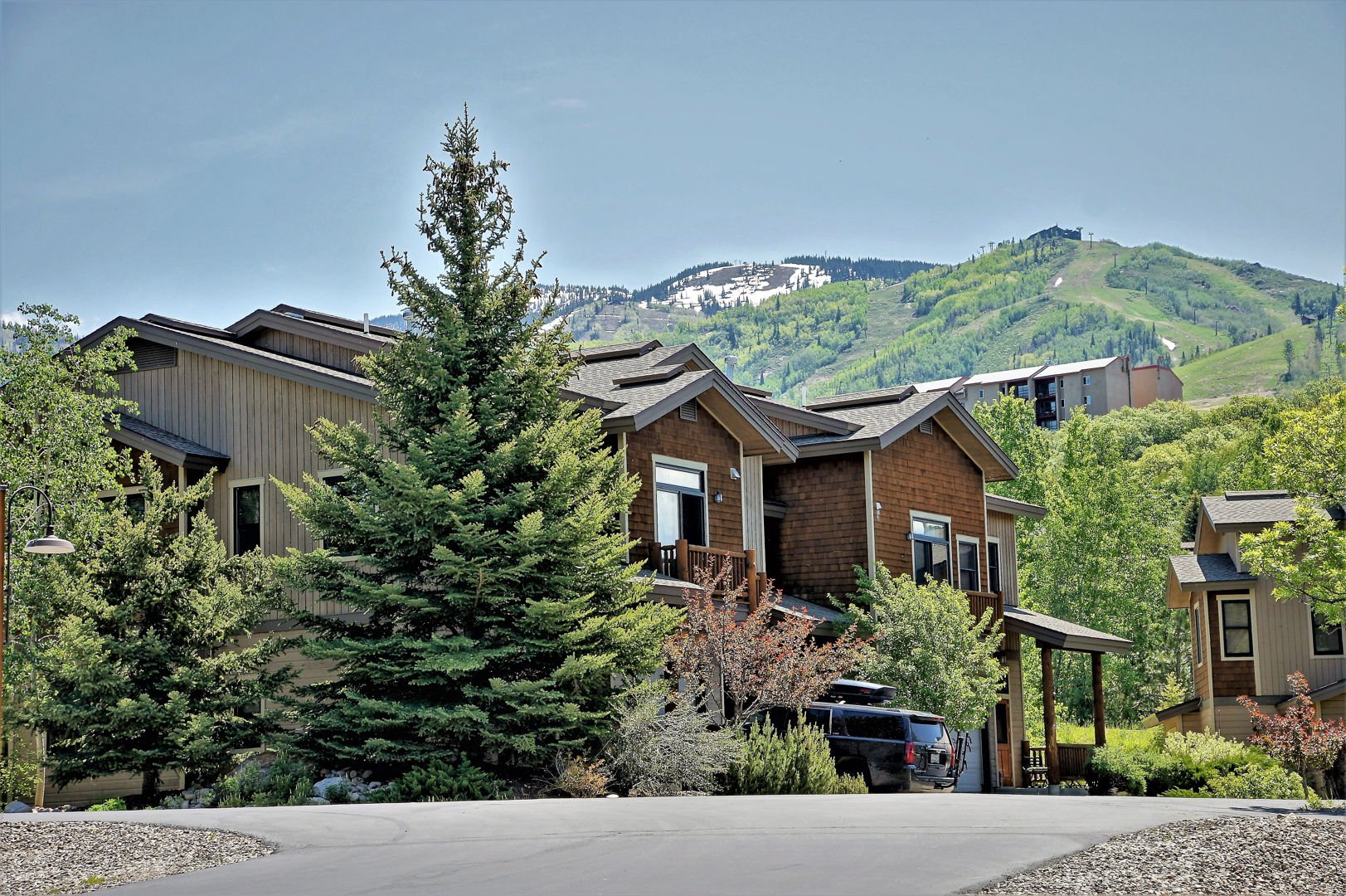 Walk to Gondola, 2 Living Rooms, In Unit W/D, Hot Tubs & City Shuttle + EZCancel - Mountain Vacation Lodging — photo 3