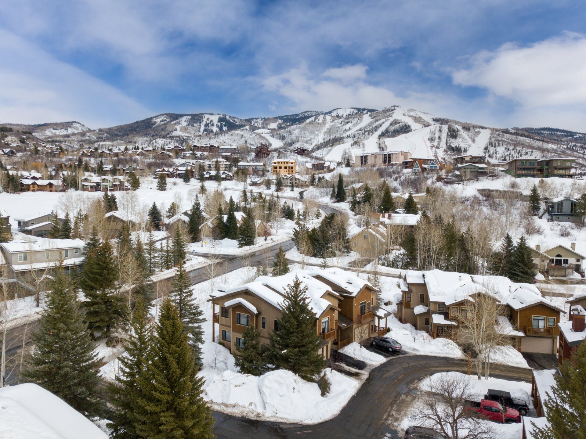Walk to Gondola, 2 Living Rooms, In Unit W/D, Hot Tubs & City Shuttle + EZCancel - Mountain Vacation Lodging — photo 4