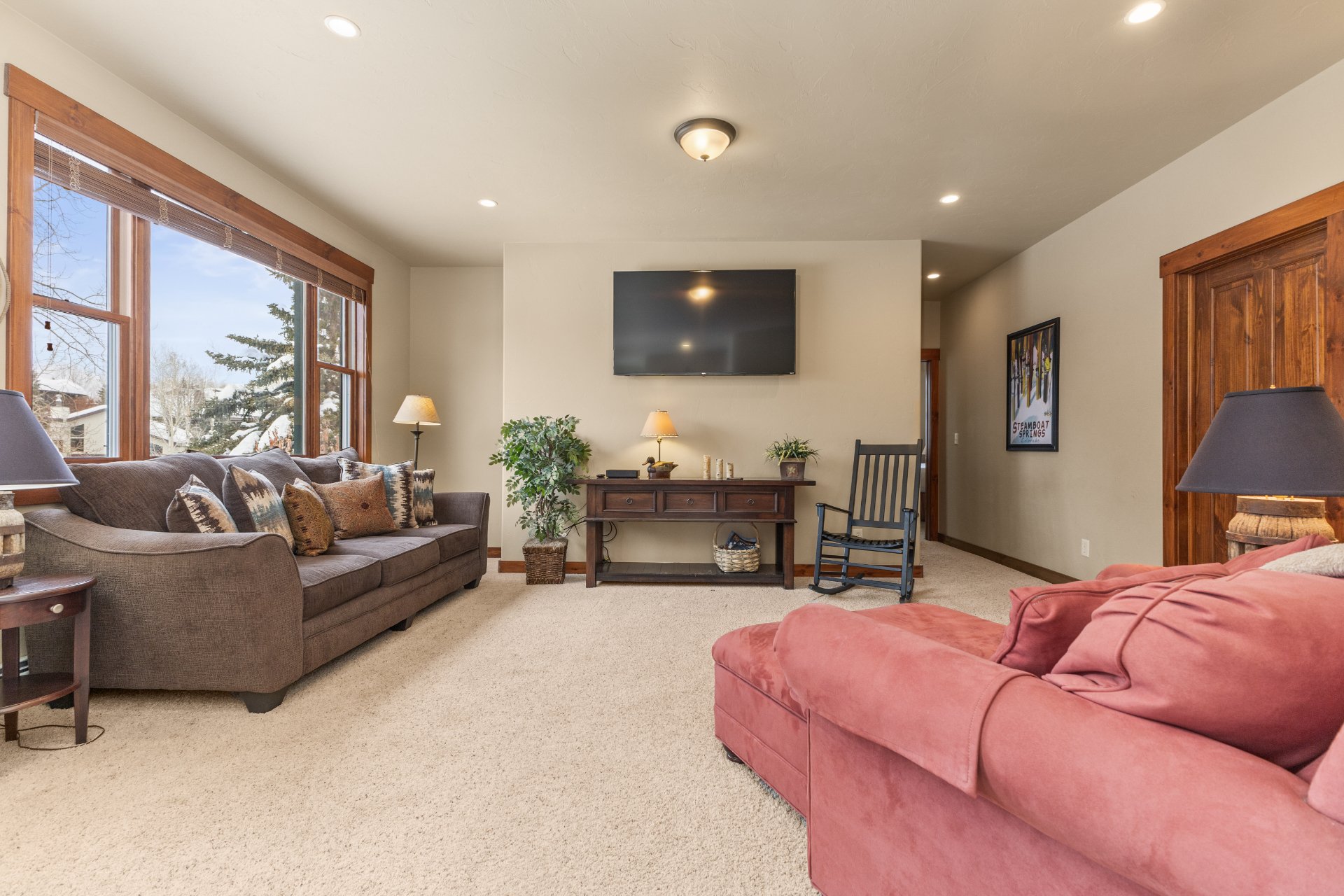 Walk to Gondola, 2 Living Rooms, In Unit W/D, Hot Tubs & City Shuttle + EZCancel - Mountain Vacation Lodging — photo 5