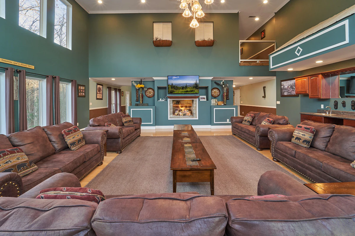 Splash Mountain Chalet: Outdoor Pool, Game Room — photo 5
