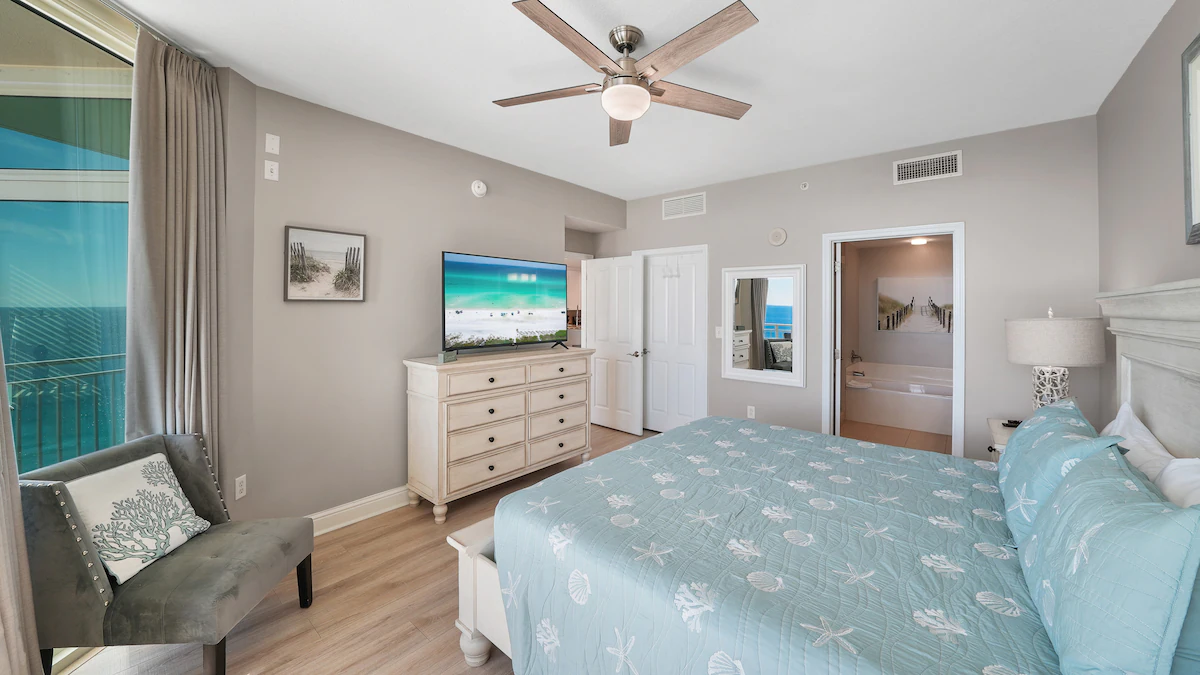 Aqua 1710 - Beachfront Condo, Sleeps 4-6 — photo 2