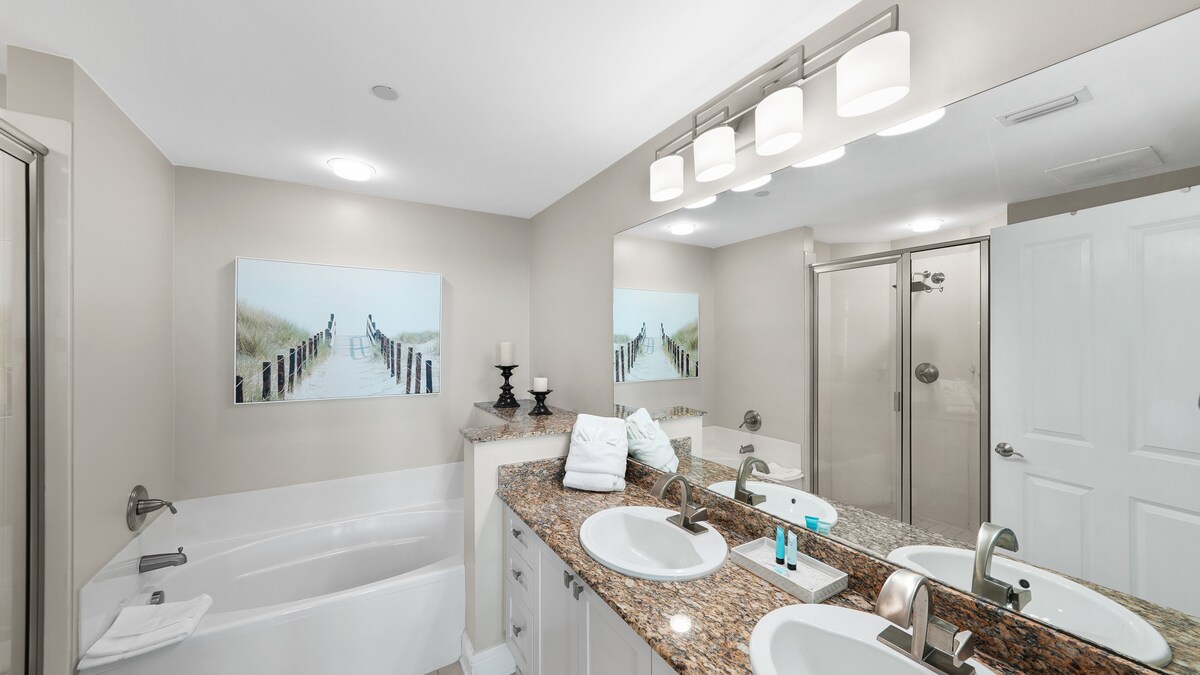 Aqua 1710 - Beachfront Condo, Sleeps 4-6 — photo 4