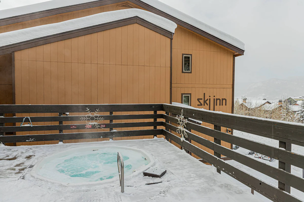 Cozy, Ski-In Condo w/ Hot Tubs and Mt Views! — photo 2