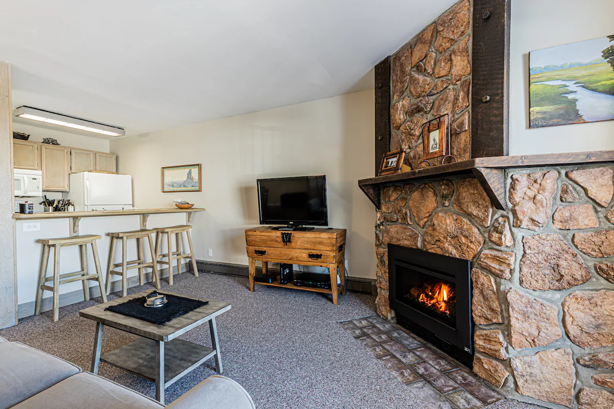 Cozy, Ski-In Condo w/ Hot Tubs and Mt Views! — photo 4