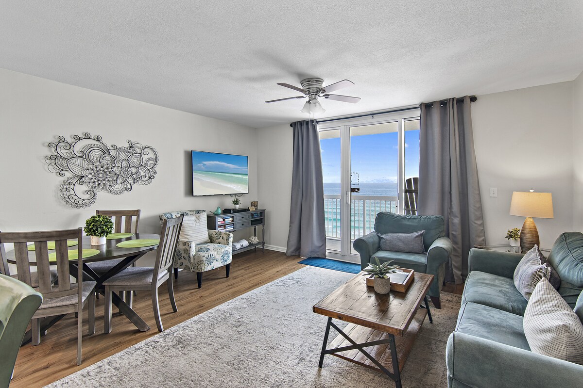 Pelican Beachfront with Amazing Ocean Views