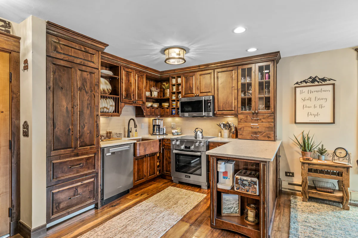 Bear Claw 301 Ski-In/Out Condo + Ski Shuttle! — photo 4