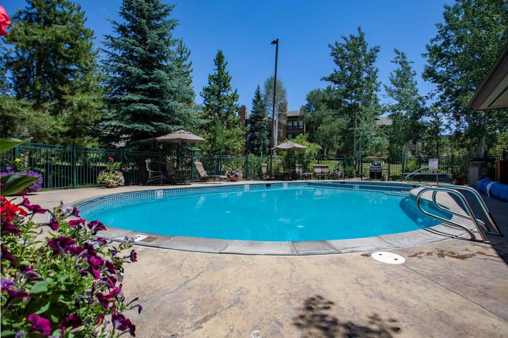 Modern 2BR Canyon Creek B207 2nd-Floor | Pool — photo 2