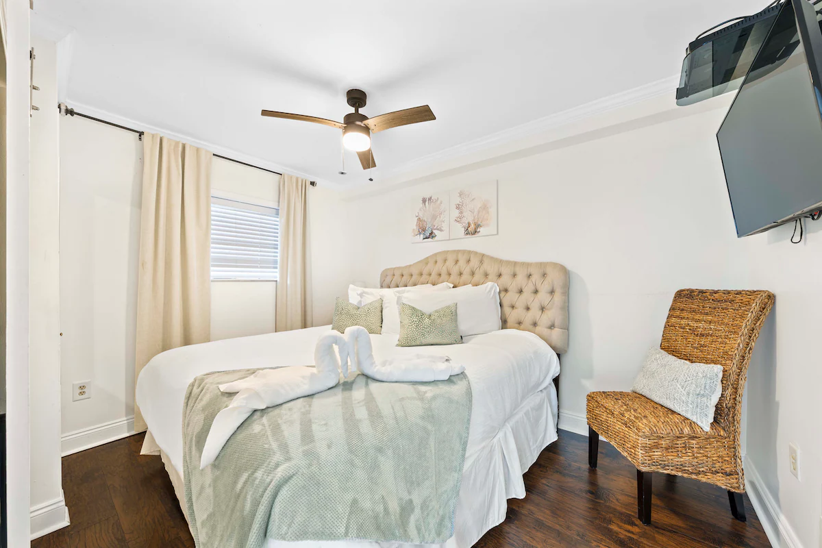 Beachfront 1BR | Seaside Beach & Racquet 3205 — photo 4