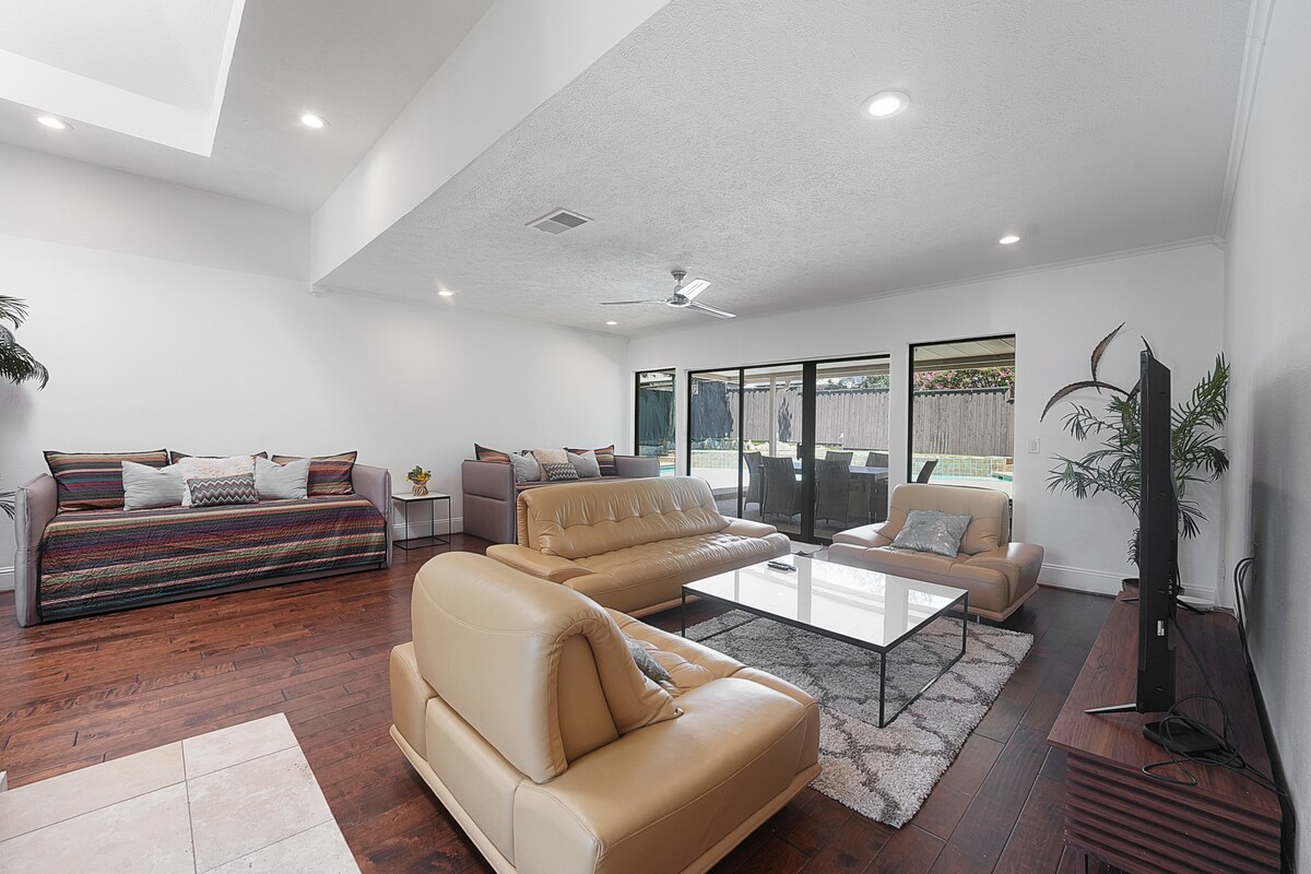 Spacious Sleeps 20 w/ Heated Pool by Uptown Dallas — photo 3