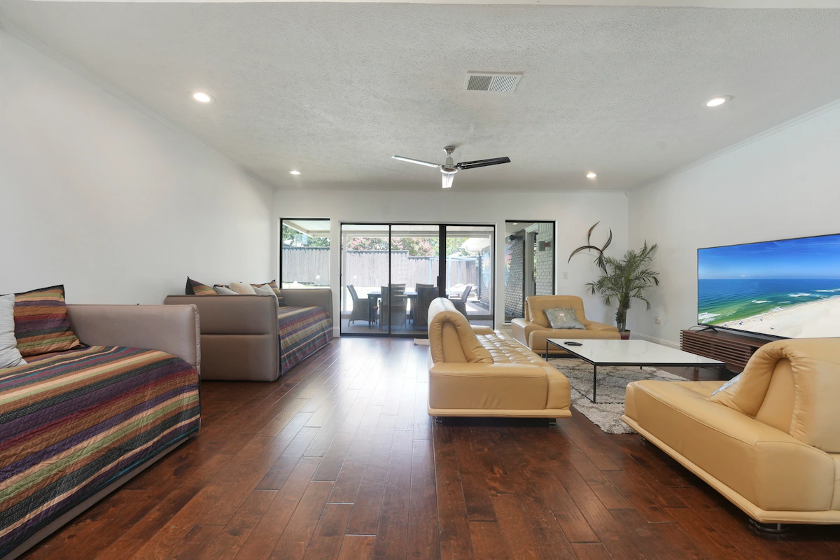 Spacious Sleeps 20 w/ Heated Pool by Uptown Dallas — photo 4