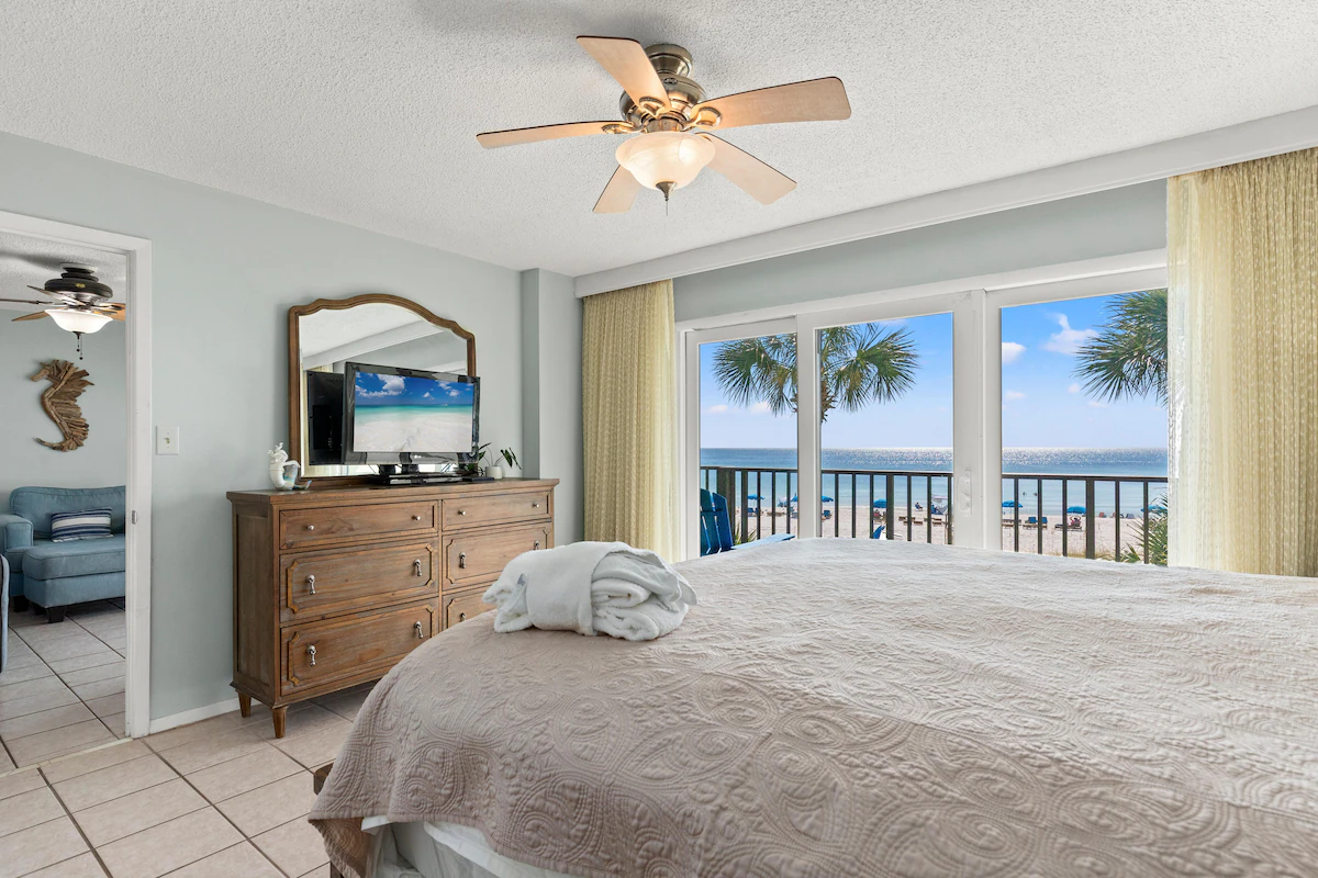 Commodore 201 | Gulf-Front 3BR, Wraparound Balcony — photo 4