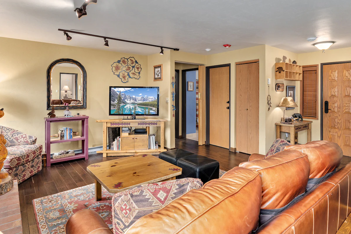 Bear Claw 107 Ski-In/Out Condo + Ski Shuttle! — photo 3