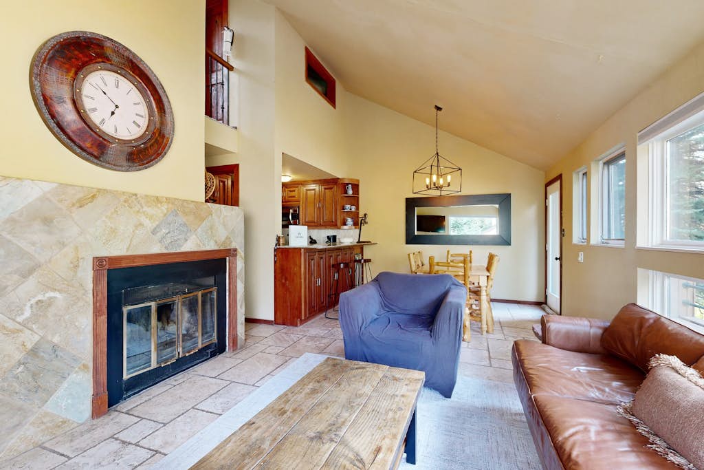 Steps to Ski Shuttle | 3BR Mountainview | Hot Tub — photo 2