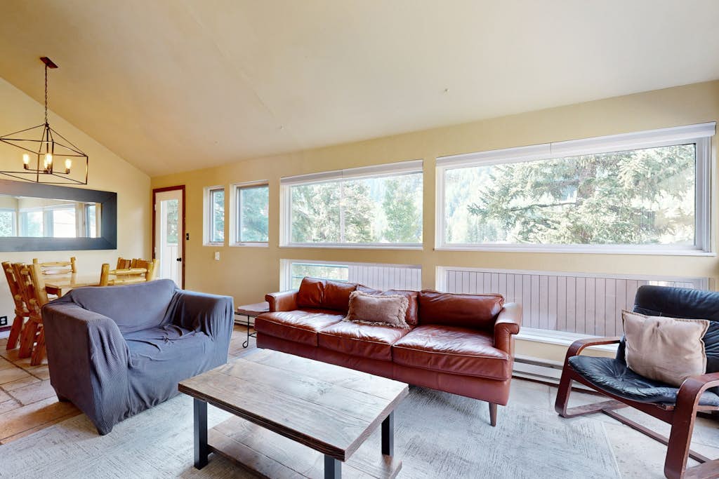 Steps to Ski Shuttle | 3BR Mountainview | Hot Tub — photo 4