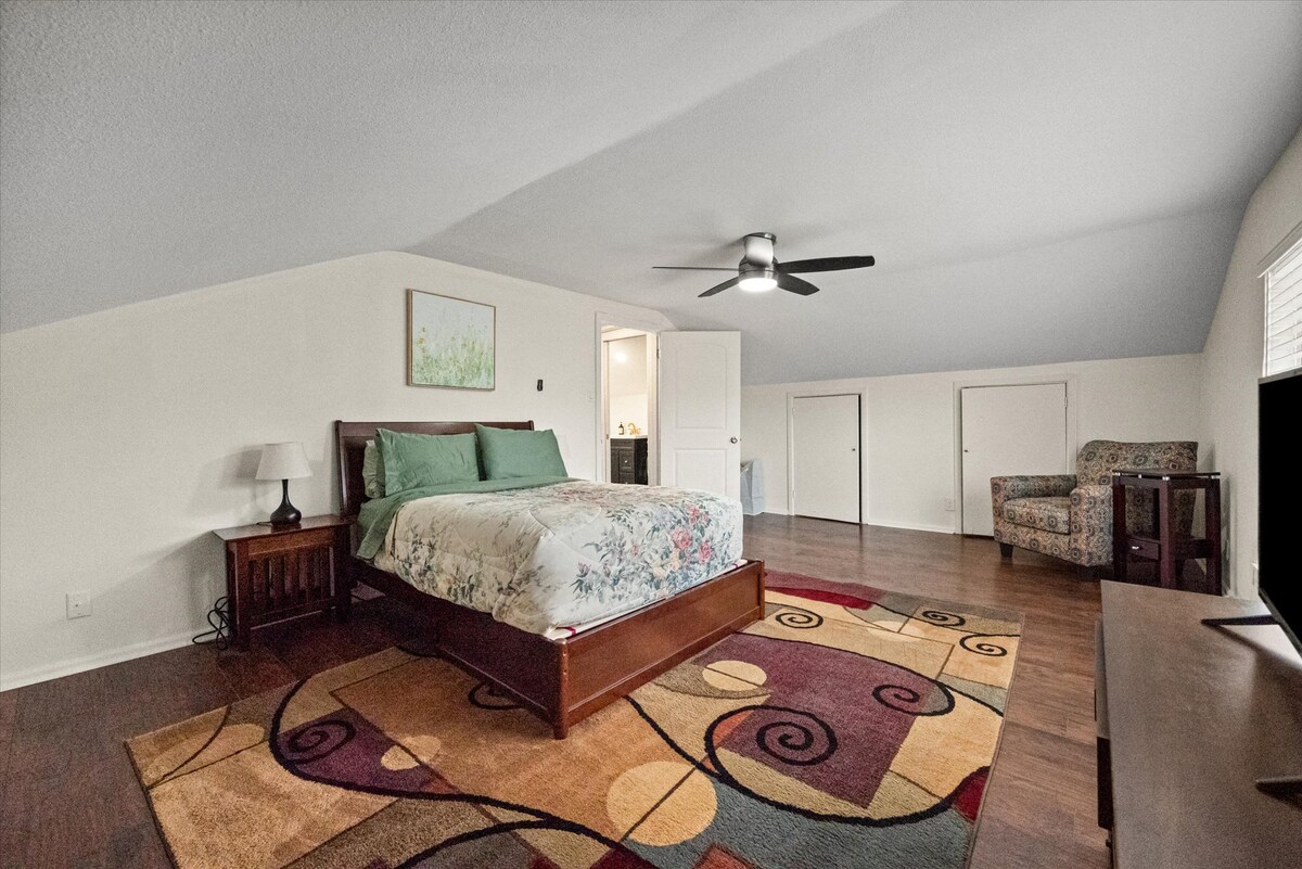 Stylish 4BR/3BA Home | Walk to Lower Greenville — photo 3