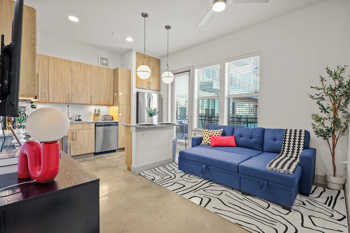 Lux New BLD APT W/ King Bed/Pool/Gym/Private Patio — photo 3