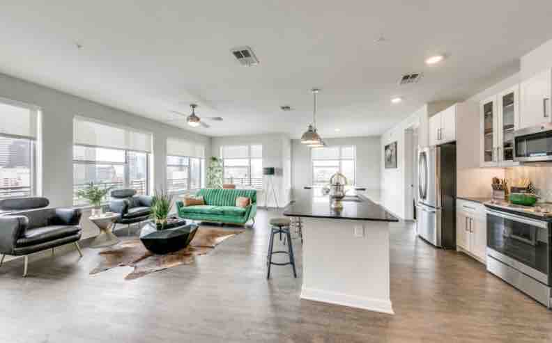 Luxury Penthouse centrally located! Top tier — photo 2