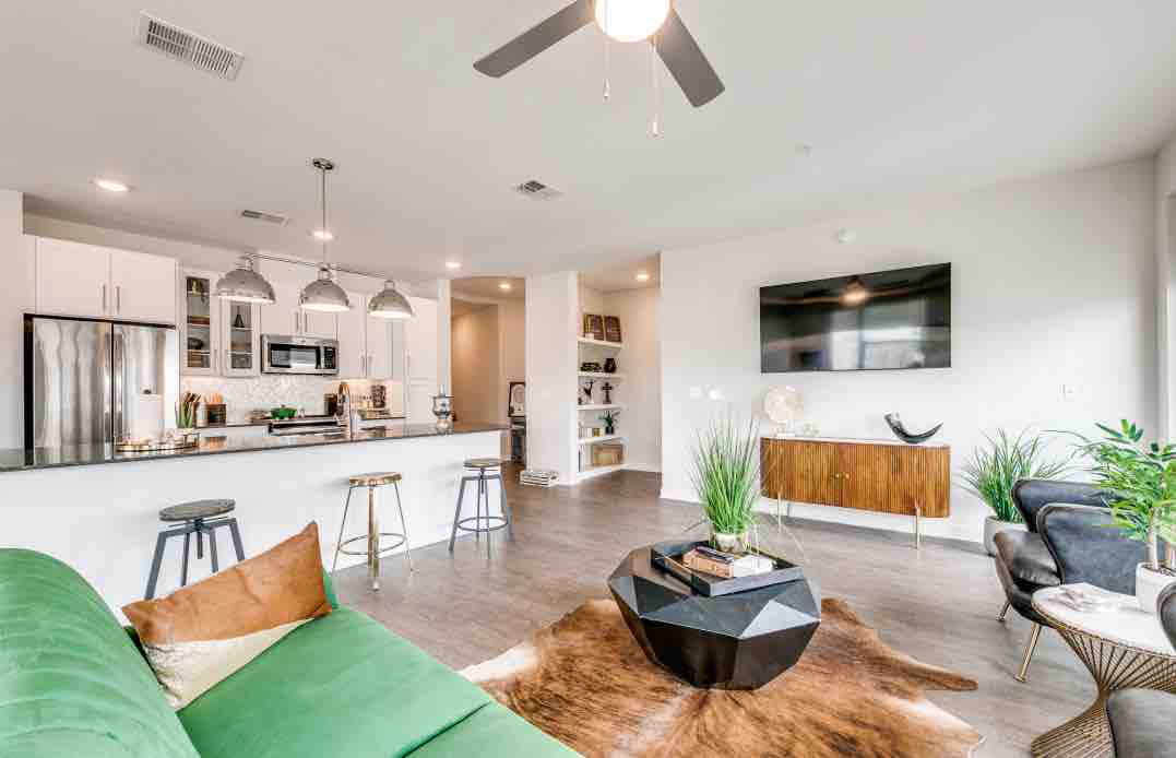 Luxury Penthouse centrally located! Top tier — photo 3
