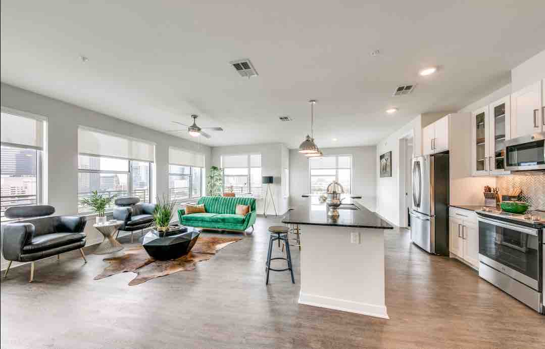 Luxury Penthouse centrally located! Top tier — photo 4