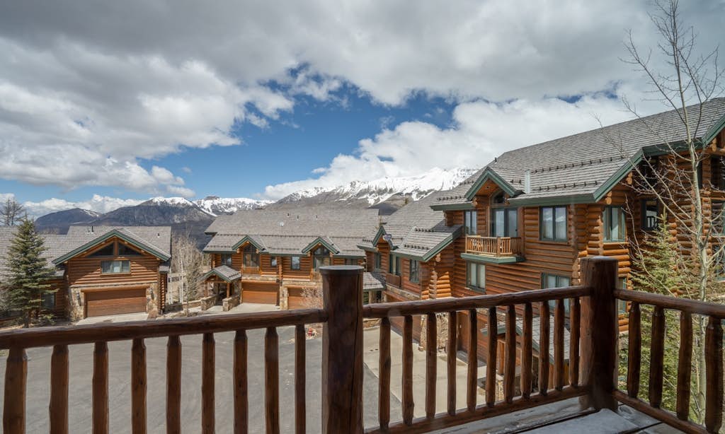 Gorgeous 3BR Mountainview | Balcony — photo 2