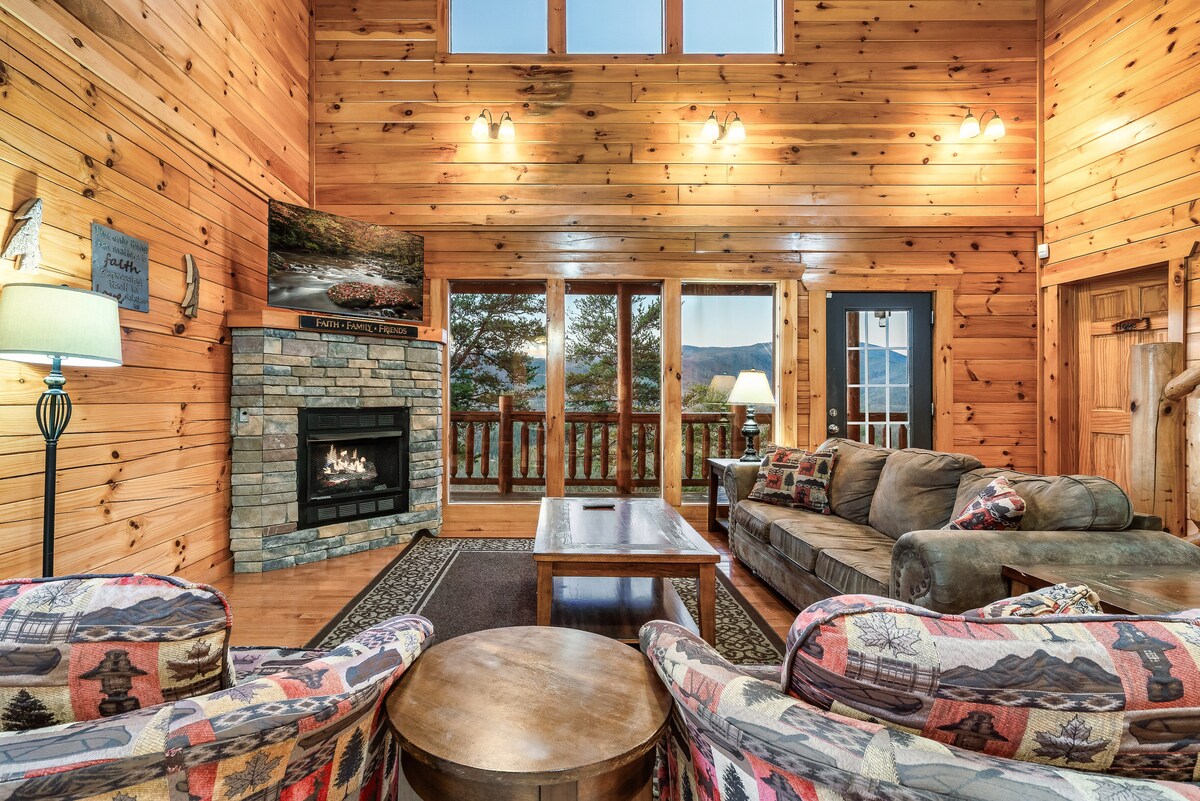 Beaver's Mountaintop Retreat! Pool Cabin | Top 5% — photo 2
