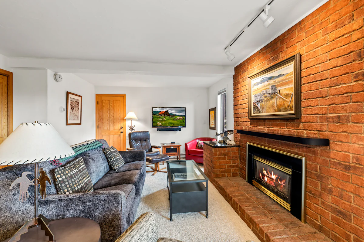 Bear Claw 102 Ski-In/Out Condo + Ski Shuttle! — photo 3