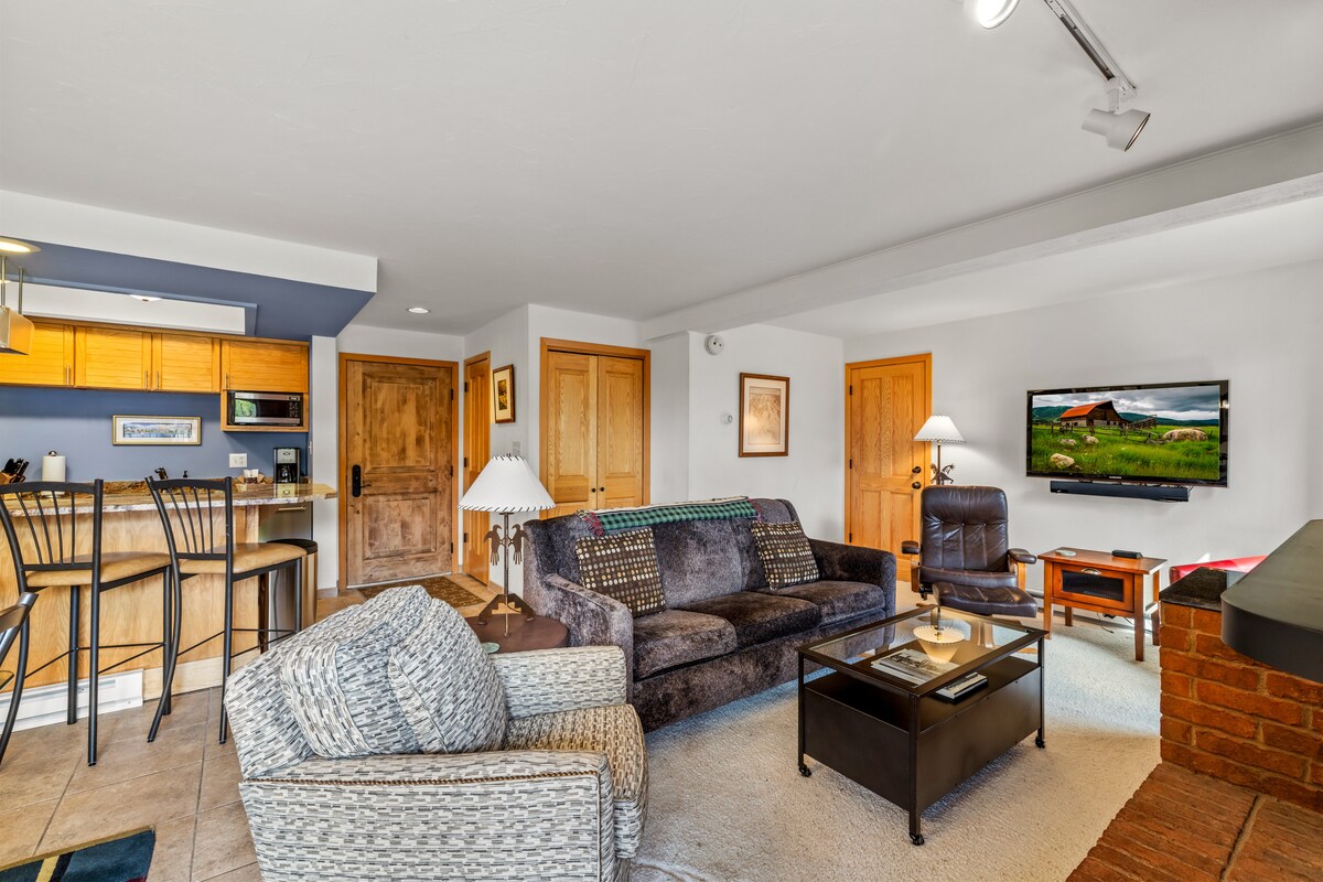 Bear Claw 102 Ski-In/Out Condo + Ski Shuttle! — photo 4