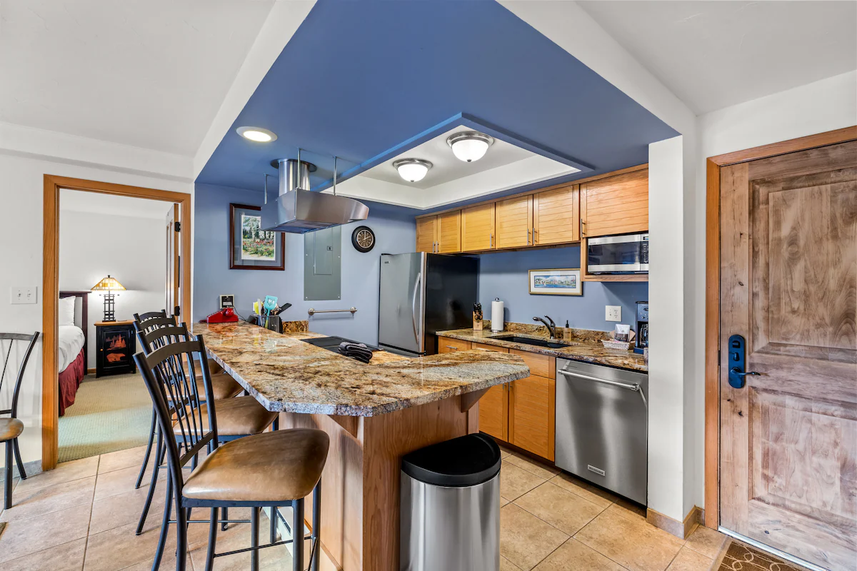 Bear Claw 102 Ski-In/Out Condo + Ski Shuttle! — photo 5