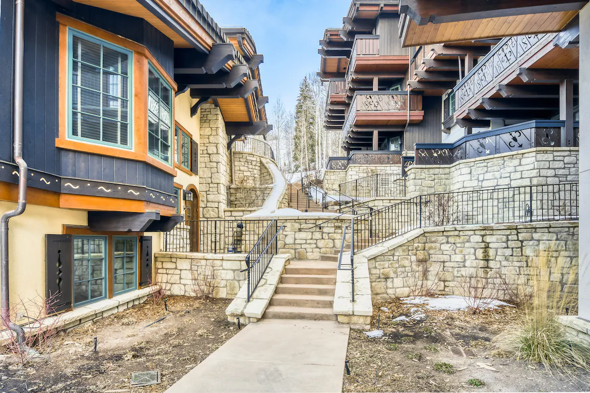 Luxury Vail Village Chalet | Steps from Slopes — photo 3