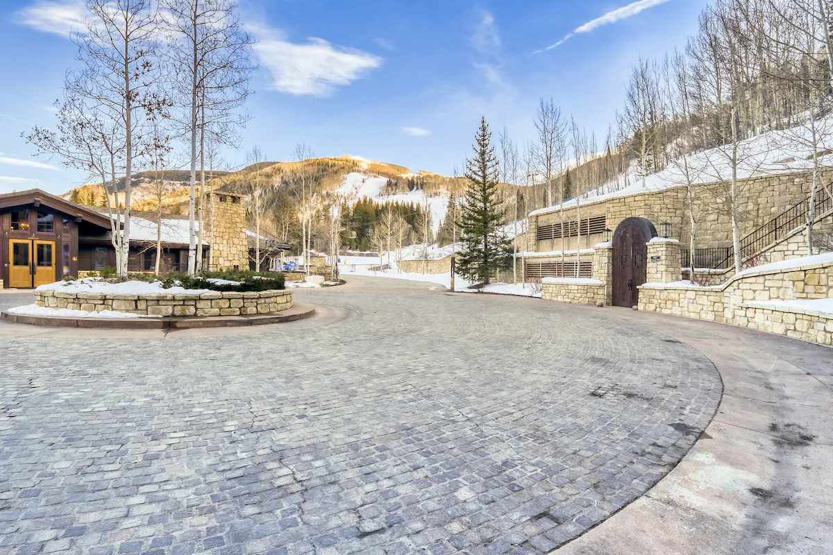 Luxury Vail Village Chalet | Steps from Slopes — photo 4