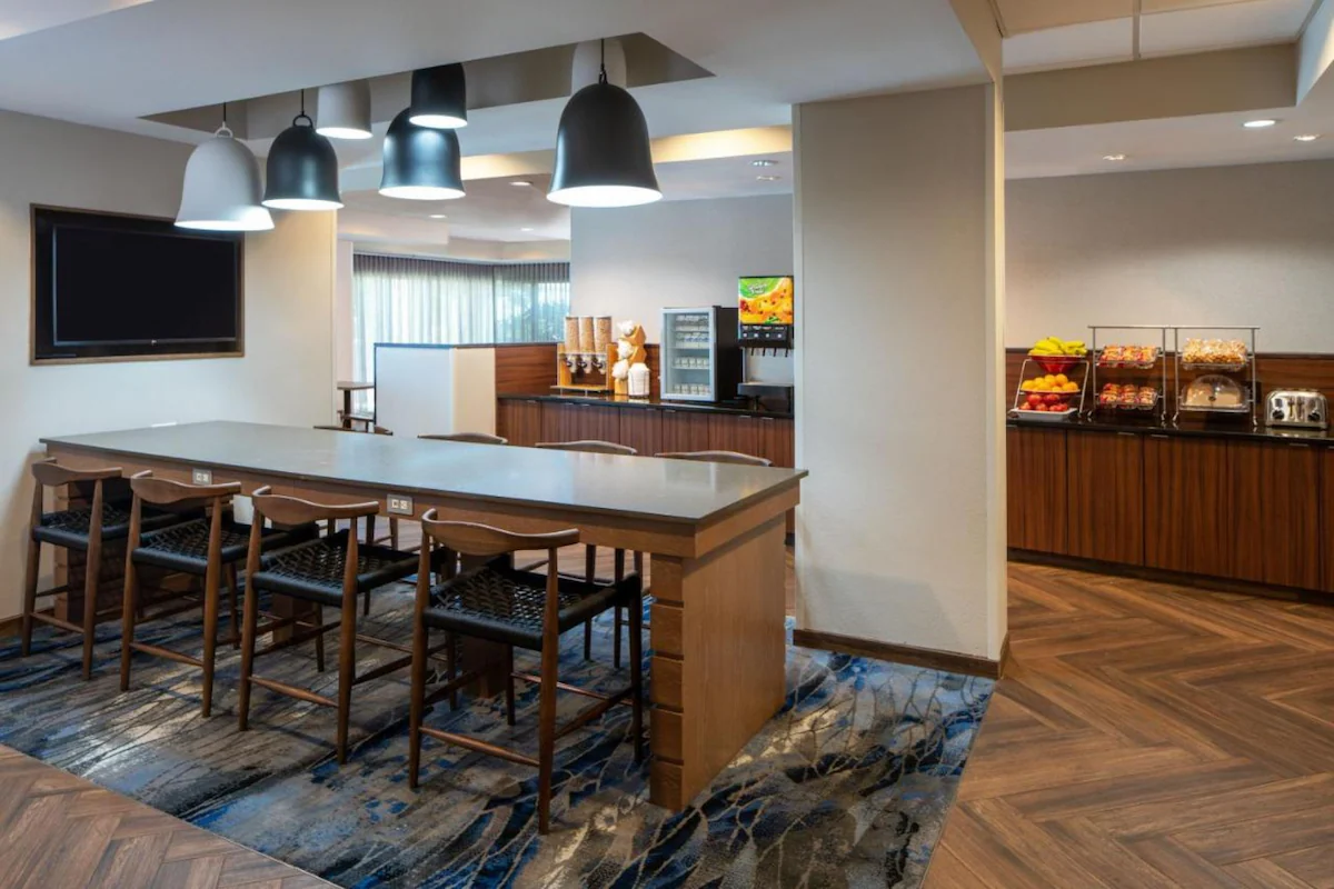 Perfect Destin Stay | Free Breakfast & Parking — photo 3