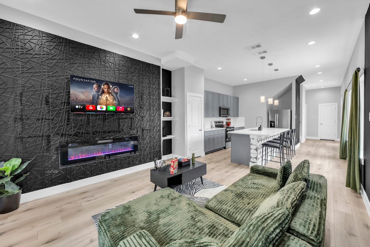 Modern 3BR | Walk to Fair Park | EV Charger + Yard — photo 3