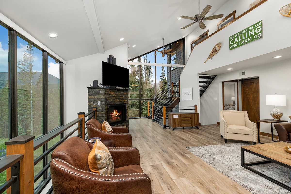 Spacious Home with Mountain Views — photo 3