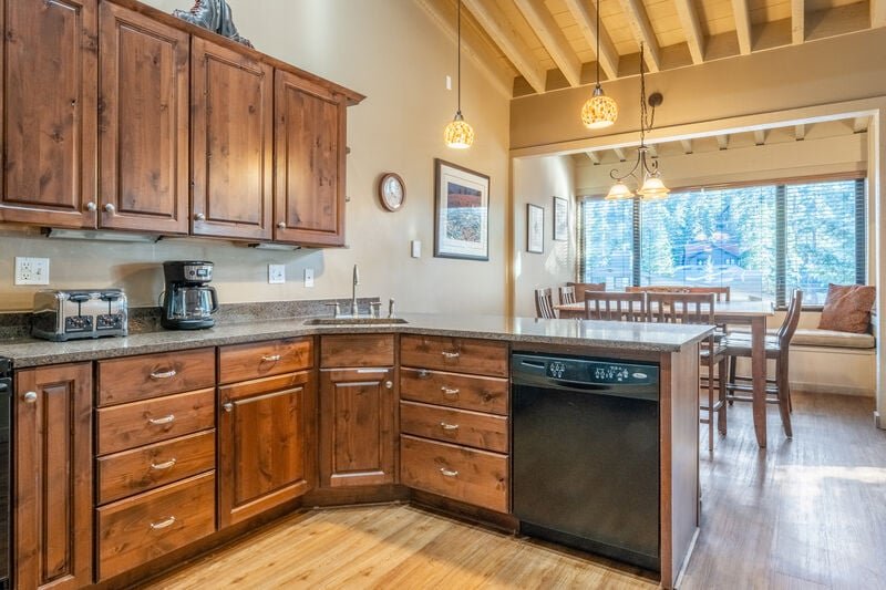 Mammoth Five Star Lodging: 1849 Condos #611 Bldg. B in Canyon Lodge — photo 4