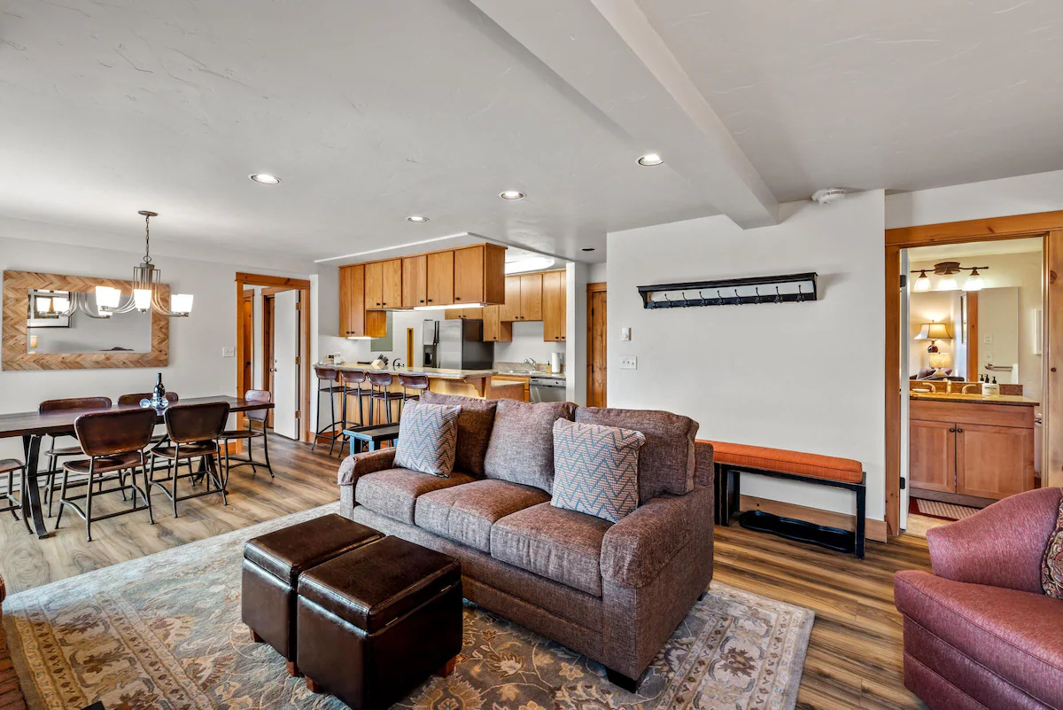 Bear Claw 202 Ski-In/Out Condo + Ski Shuttle! — photo 4