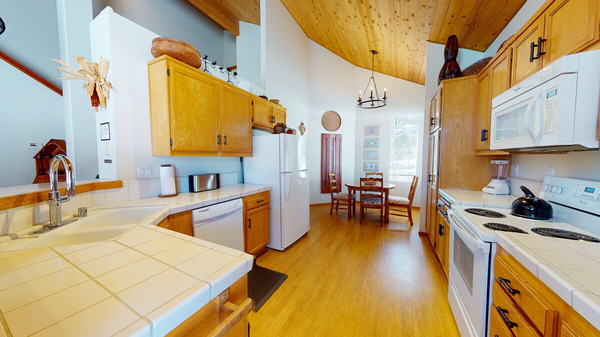 Snowcreek Resort Vacation Rental 504 — photo 4