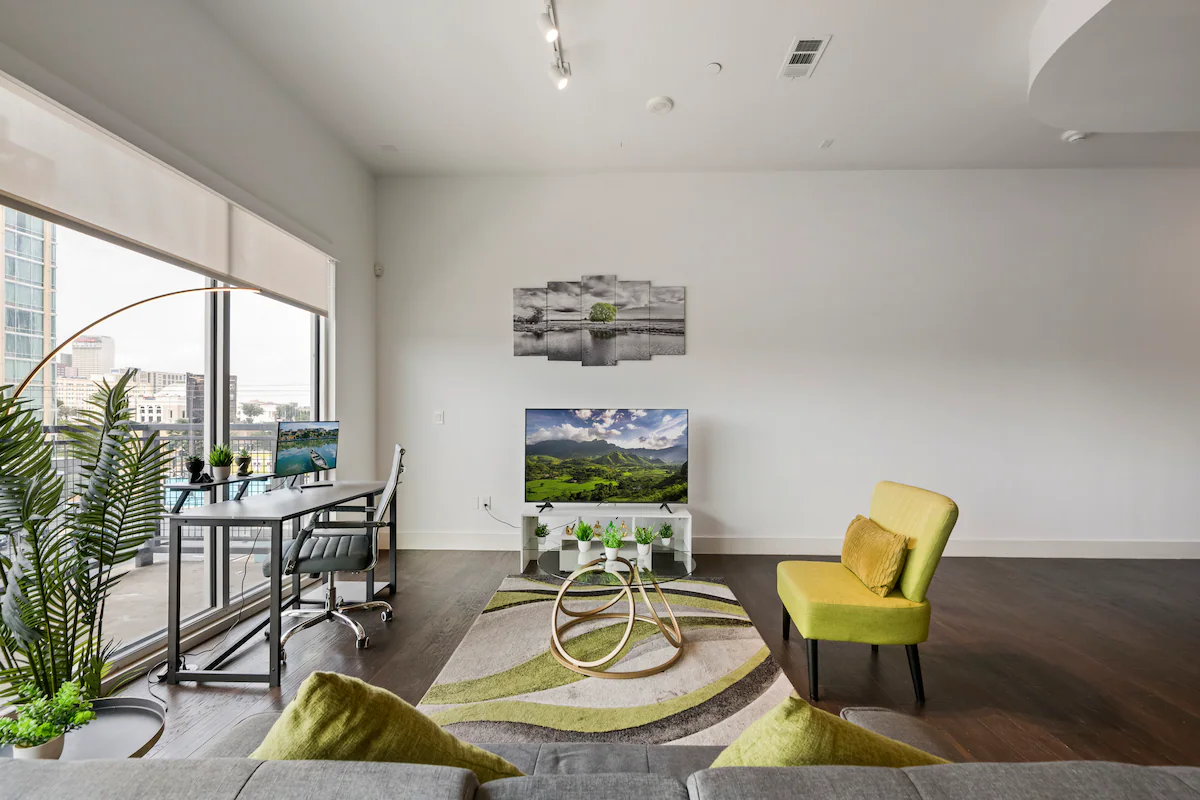 City View 1BR | Gym | Free Parking | Workspace — photo 2
