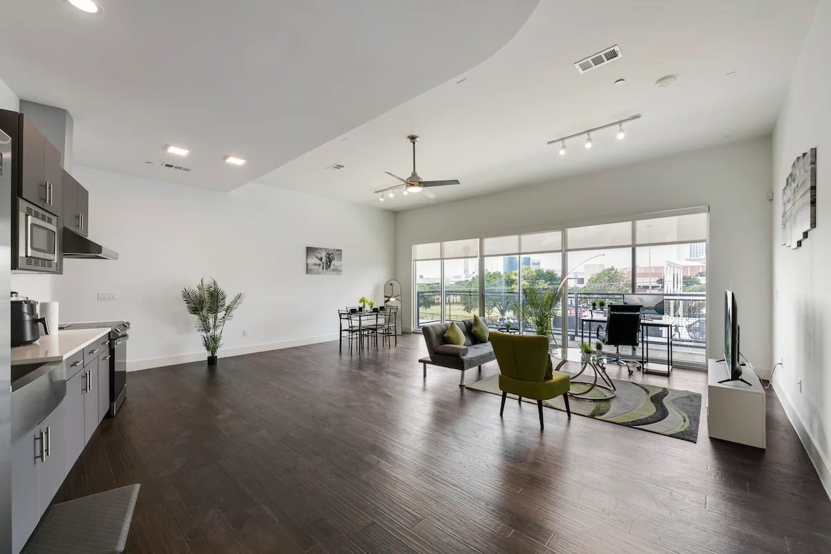 City View 1BR | Gym | Free Parking | Workspace — photo 3