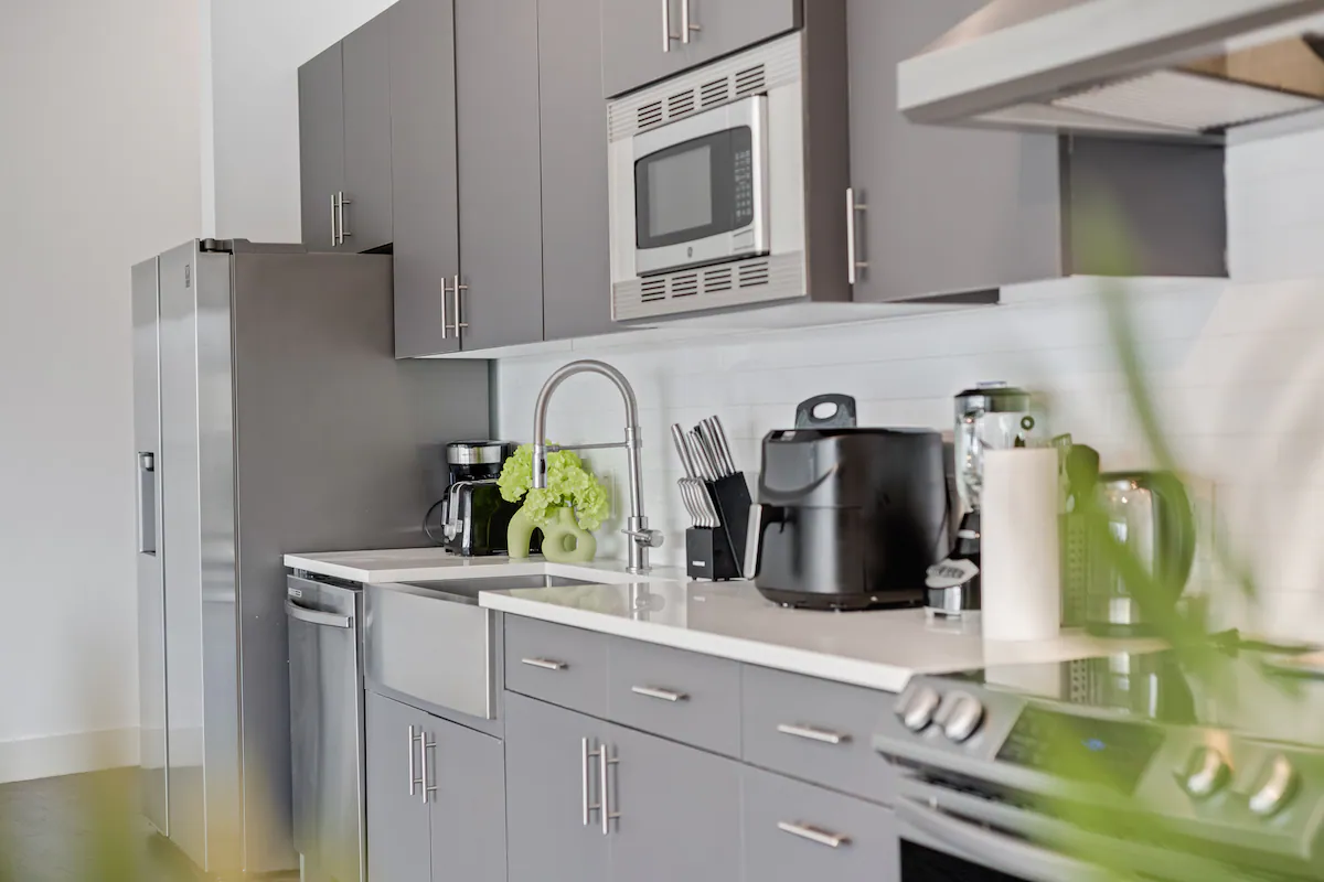 City View 1BR | Gym | Free Parking | Workspace — photo 4