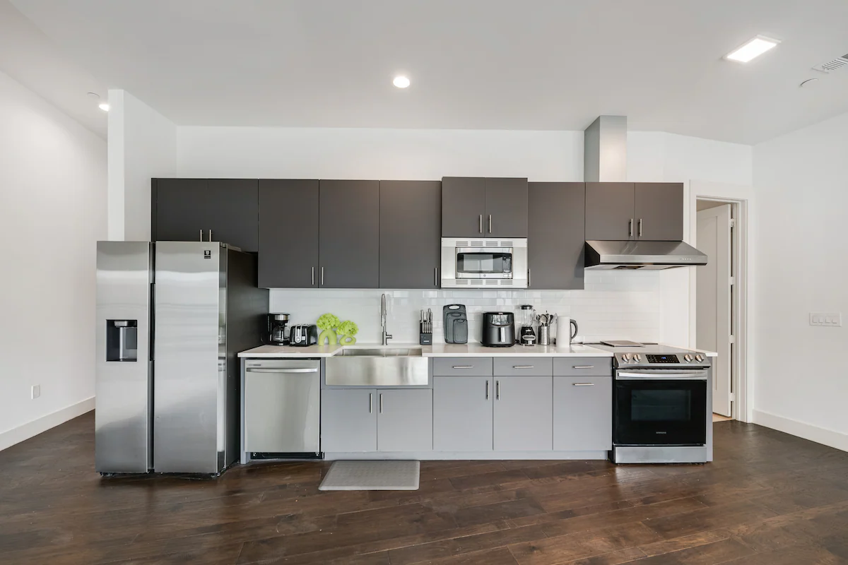 City View 1BR | Gym | Free Parking | Workspace — photo 5