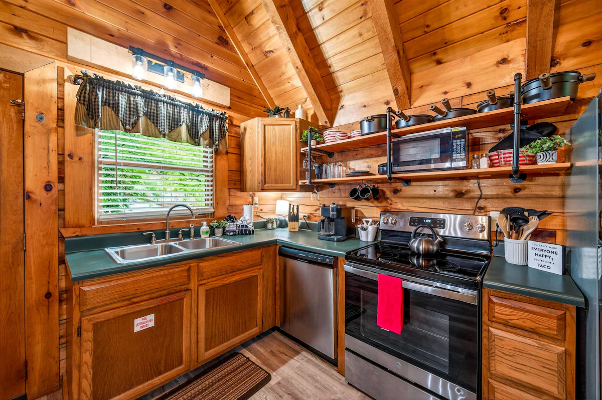 Location! Hot Tub, Privacy, Fireplace, Common Pool — photo 3