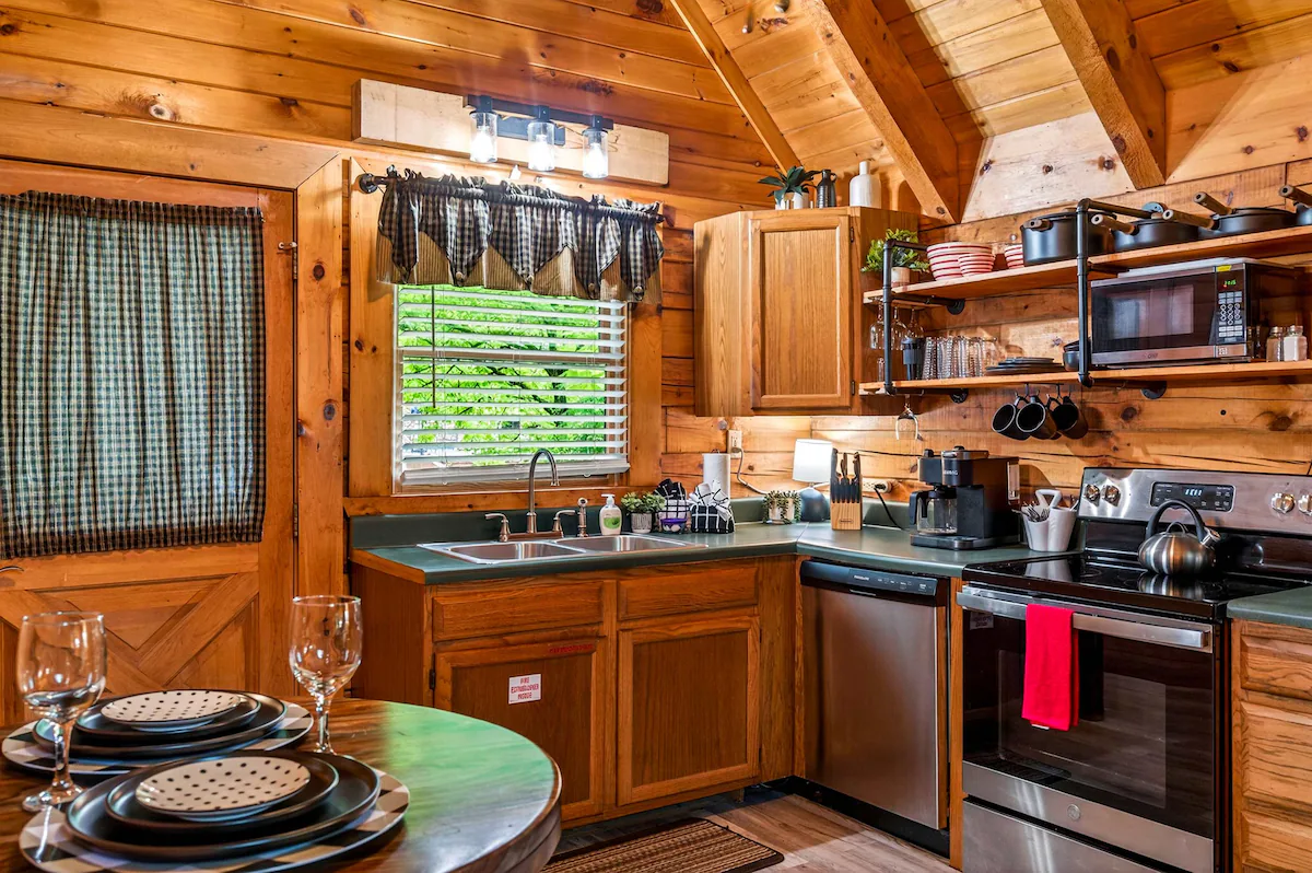 Location! Hot Tub, Privacy, Fireplace, Common Pool — photo 5