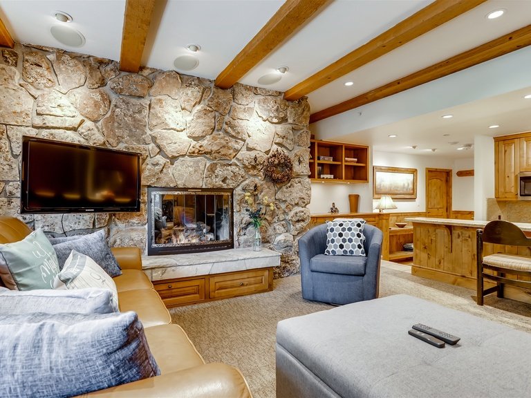 Vail Village 2BR Condo, Walk to Gondola — photo 3