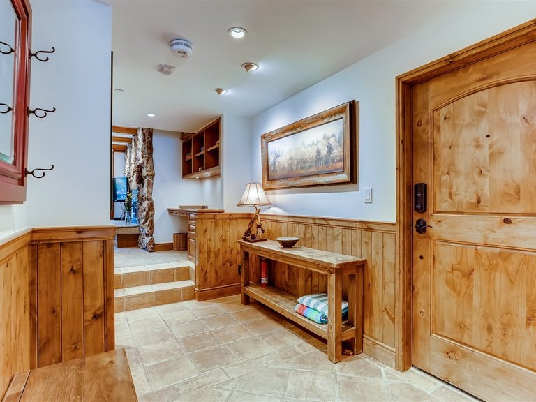 Vail Village 2BR Condo, Walk to Gondola — photo 4