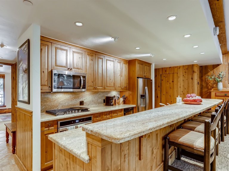 Vail Village 2BR Condo, Walk to Gondola — photo 5