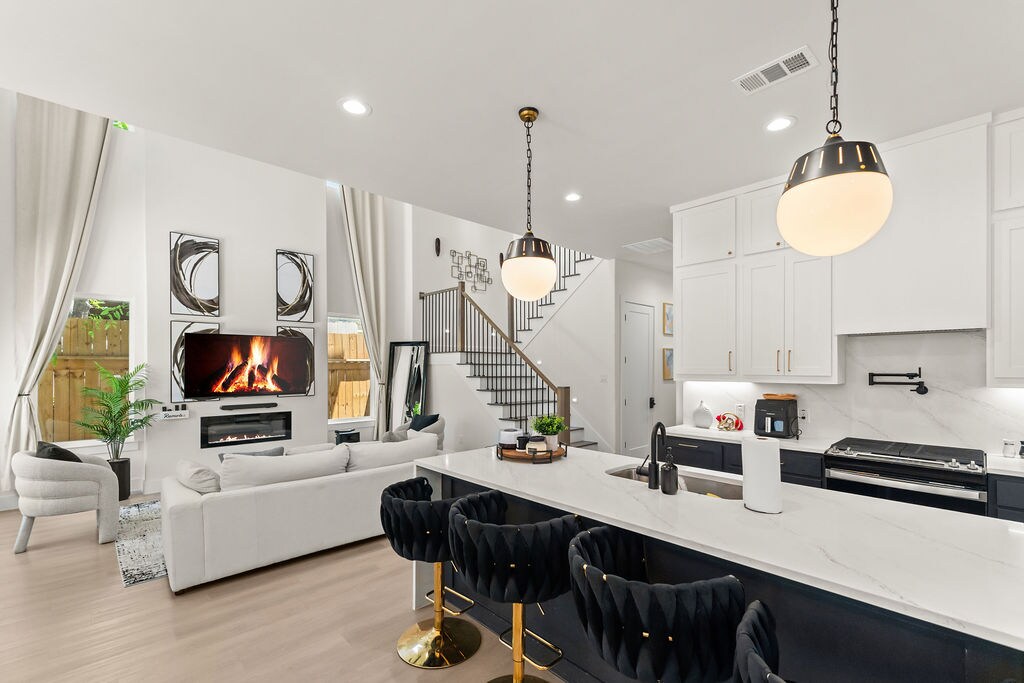 New Luxury 5BR/8BD | Near Love Field | Sleeps 10+ — photo 4