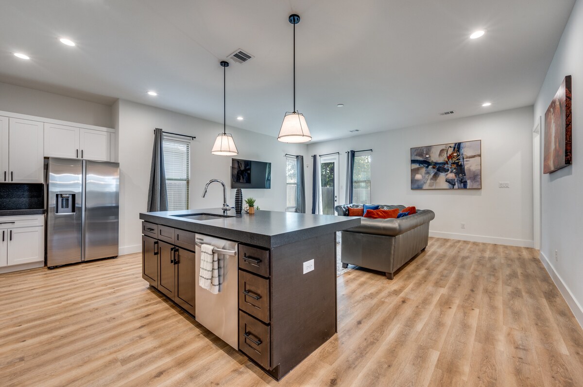 Luxury Love Field Medical District Dallas Retreat — photo 3